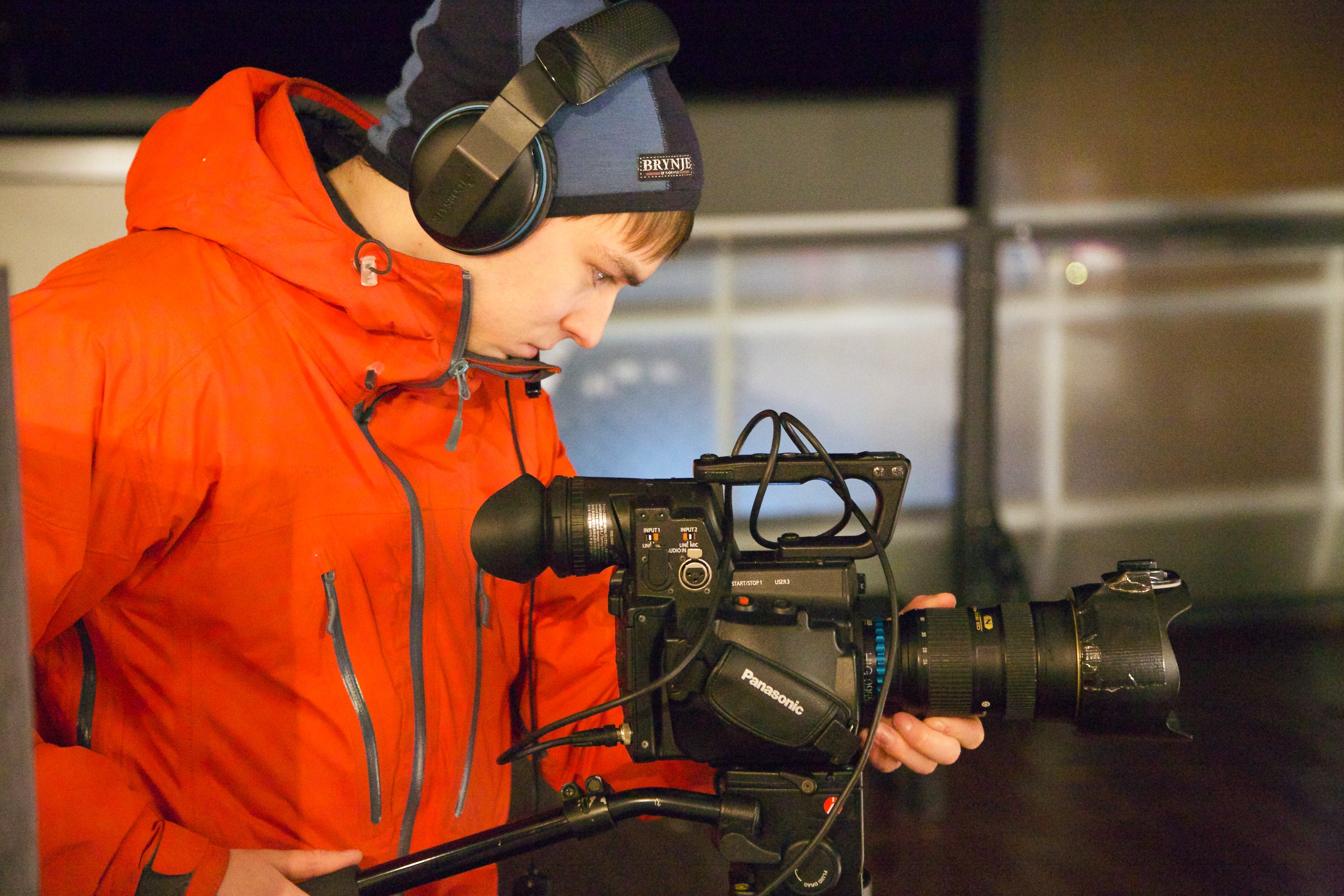 Stian Pedersen med Panasonic-kamera, 4:3 mellomring og Nikkor-optikk.
