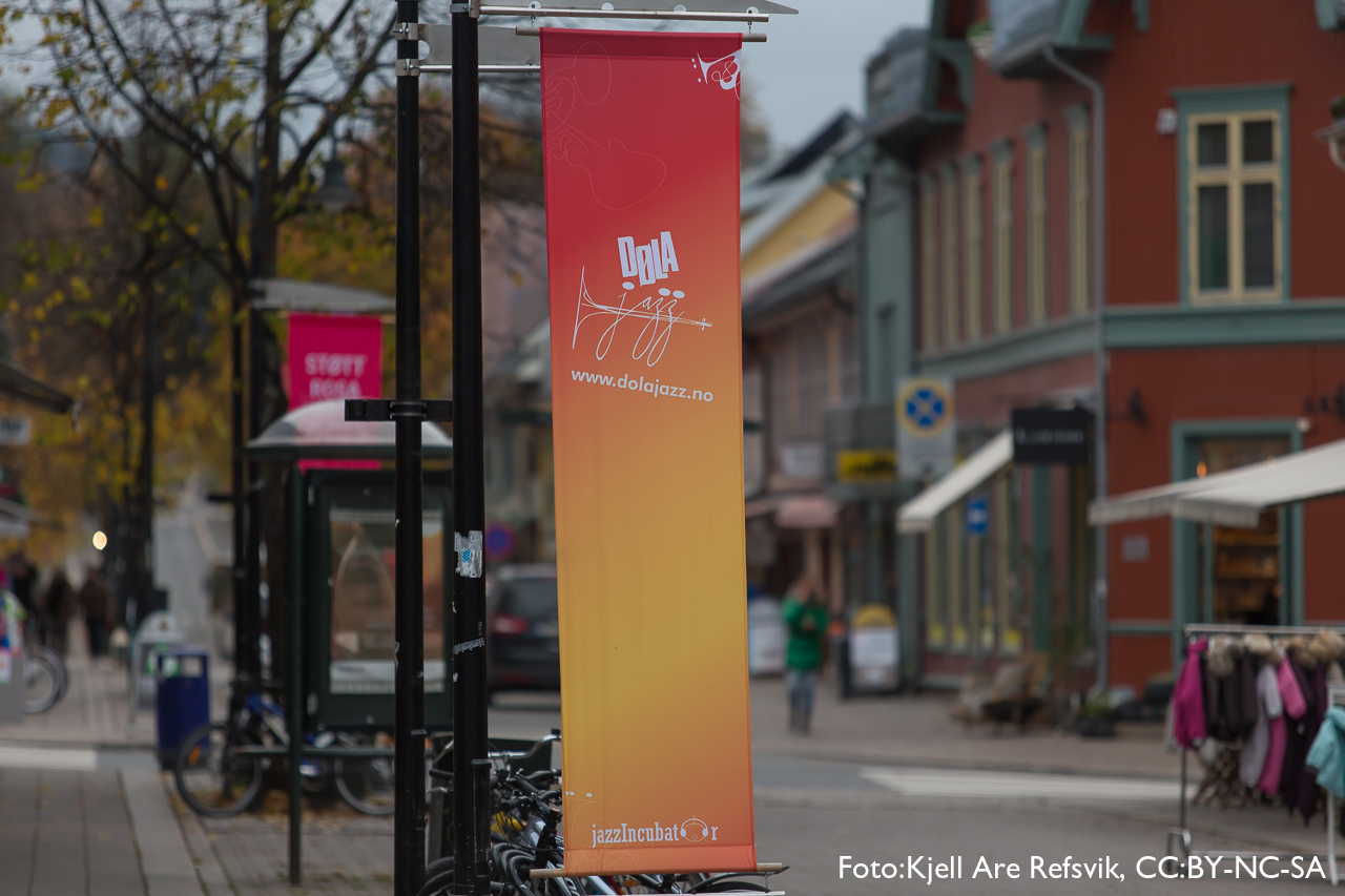 Døjajazzbanner i Storgata i Lillehammer.