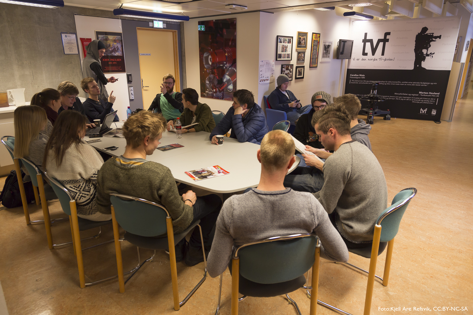 Gruppa venter i spisekroken på TVF på å få møte Eirik Kaasa Eliassen på fjernsynsutdanningen.