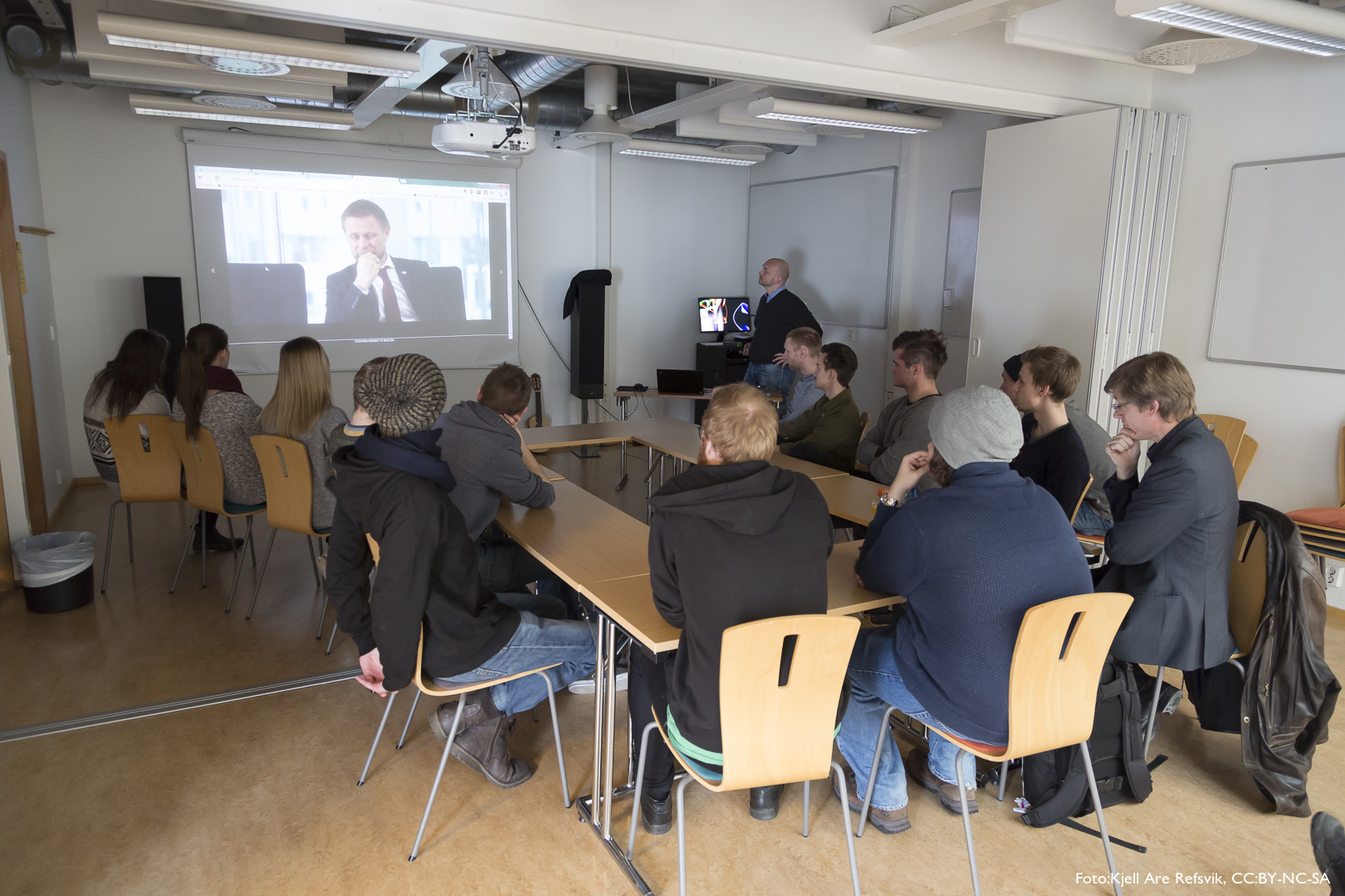 Undervisningsleder på TVF, Eirik Kaasa Eliassen viser frem showreel fra produksjoner som studenter på TVF har gjort.