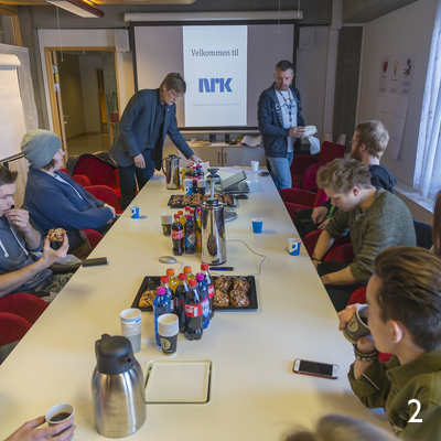 Teknisk leder Roar Berntsen, med 20 års erfaring fra NRK disker opp med kaffe, brus og fersk bakverk på møterommet.
