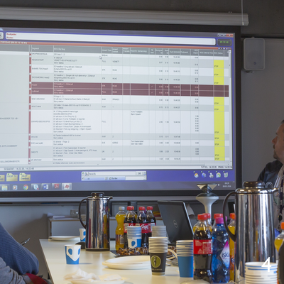 Roar Berntsen, teknisk leder ved NRK Hedmark og Oppland viser ett av systemene, ENPS for å holde orden på flyten av data internt i NRK.