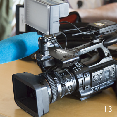 Detaljbilde, Sony XDCAM med mikrofonmottaker fra samme produsent og LED-lys.