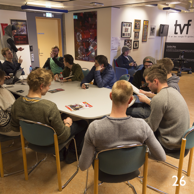 Gruppa venter i spisekroken på TVF på å få møte Eirik Kaasa Eliassen på fjernsynsutdanningen.