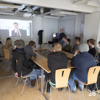 Undervisningsleder på TVF, Eirik Kaasa Eliassen viser frem showreel fra produksjoner som studenter på TVF har gjort.
