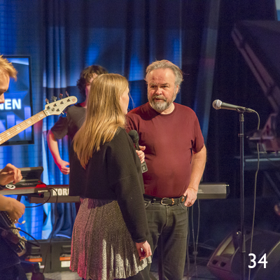 Vi besøker det store studio der NRK-veteran Stein Schinstad gjennomfører en generalprøve med vokalisten i bandet Mowlith, Benedicte Edvardsen.