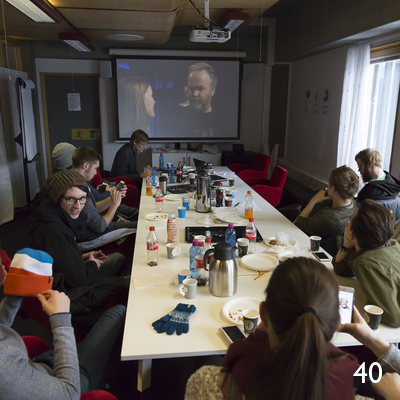 Etter å ha overvært generalprøven så sitter vi på sendingen fra Innlandsscenen fra NRK sitt møterom.